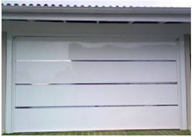 Portão basculante de aço galvanizado fabricado pela Serralheria Vila Moraes